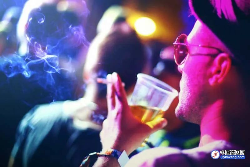 自然：抽烟喝酒的习惯，涉及4000种基因变异